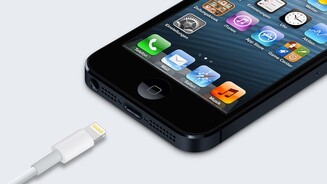 Der neue Dock-Connector nennt sicht »Lightning« und besitzt deutlich weniger Pins als bisher. Per Adapter lässt sich das iPhone 5 aber auch an älteres Zubehör anschließen.