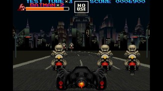 Batman ReturnsIm fünften Level geht ein Traum in Erfüllung: Wir brettern im Batmobil durch Gotham City und schalten dabei Pinguins Motorrad-Schergen aus.