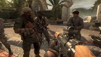 Call of Duty: Black Ops 2In den 80ern tragen die Männer um Alex Mason noch normale und keine hochtechnisierten Waffen.