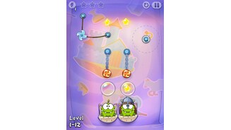 Cut the Rope: Time TravelBonbonschredder: Wer beim Kettensprengen nicht aufpasst, zerlegt schnell Om Noms Süßigkeiten.