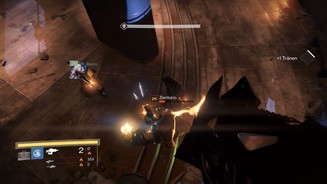 Destiny: Dunkelheit lauertAls eine der neuen DLC-Waffen verursacht »Gemurmel« entweder Solar- oder Arkusschaden. Im Menü können wir jederzeit zwischen den Boni wechseln.