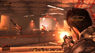 Deus Ex: Human RevolutionSchon nach wenigen Treffern färbt sich der Monitor rot: Jensen ist dem Tode nah.