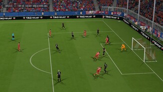FIFA 18Die Innenverteidigung lässt gerade im Strafraum Aggressivität vermissen. Dadurch ergeben sich immer wieder Torchancen durch Dribblings.