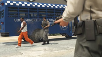 GTA Online - Online-HeistsDie Heists sind sehr abwechslungsreich gestaltet. Hier haben wir einen Häftlingstransporter geklaut und täuschen im Gefängnis gerade vor, einen Gefangenen in seine Zelle zu bringen.