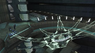 Halo 4 - Die GeschichteHalo 4 spielt über vier Jahre nach den Ereignissen von Halo 3: Durch die Zerstörung der Arche wurde das Schiff des Master Chiefs, die Forward Unto Dawn, zerrissen. Während der Gebieter zur Erde zurückkehren kann, treibt der Teil des Schiffs, in dem sich Cortana und der Master Chief (im Kryoschlaf) befinden ziellos durchs Weltall und gerät in die Nähe eines unbekannten Planeten. (Wie im Legendary-Ende von Halo 3 zu sehen)