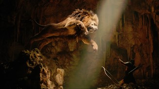 HerculesHercules (Dwayne Johnson) bei der Erfüllung einer der zwölf Aufgaben – er erledigt den Löwen mit den bloßen Händen – so erzählen es zumindest seine Freunde und sorgen für den guten Ruf ihres Anführers.