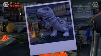 Lego Jurassic WorldDer Fotoapparat kommt ständig zum Einsatz: Mal für Bonusschnappschüsse abseits des Weges, mal als Blendwerkzeug für angreifende Dinos