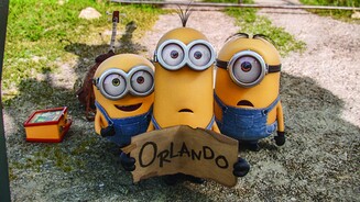 MinionsAuf ihrer Suche nach einem neuen Boss nehmen die drei Abenteurer eine weite Reise, bis zur Villain-Con nach Orlando, auf sich.