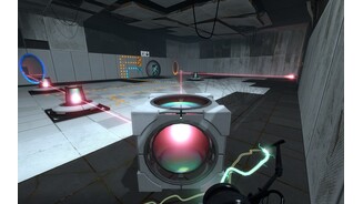 Portal 2Mit dem Spiegelwürfel lenkt Chell ansonsten tödliche Laserstrahlen um.