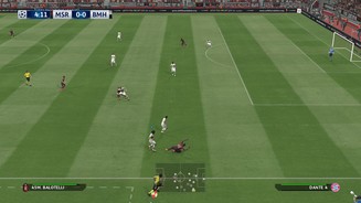 Pro Evolution Soccer 2016Die Animationen der Spieler sind erste Sahne. Hier legt sich Balotelli nach einem Bodycheck ordentlich auf die Nase.