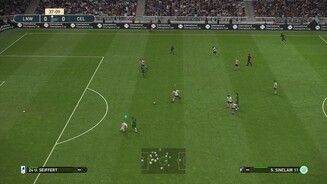 Pro Evolution Soccer 2019Die Ballphysik sorgt immer wieder für kuriose aber gleichzeitig auch realistische Situationen wie in dieser Szene, in der unser Verteidiger die Kugel unglücklich abfälscht.