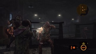 Resident Evil: Revelations 2Moira blendet mit ihrer Taschenlampe Gegner und haut mit einem Brecheisen zu. Das macht sie im Kampf eher unnütz.