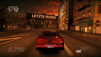 Ridge Racer UnboundedInformationen, wie Rundenzahl und Vorsprung werden an Wände projiziert. [PS3]