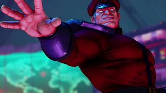 Street Fighter 5Oberschurke Bison sieht mit seinem neuen Mantel furchterregender denn je aus. Sein Psycho Crusher ist gerade für Neulinge schwer zu meistern.