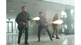 The Expendables 2Altmeister Schwarzenegger, Stallone und Willis tun, was sie am besten können.