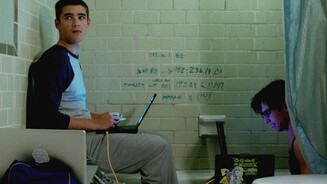 The SignalNic (Brenton Thwaites) und Jonah (Beau Knapp) benutzen in Anlehnung an Filme wie A Beautiful Mind lieber die Wand für ihre Notizen.