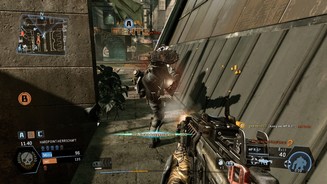 Titanfall (Xbox One)Der Tritt als Nahkampfattacke ist genauso tödlich wie das Messer in Call of Duty. Allerdings ist dieser Angriff lahm. Diesem Typen weichen wir also locker aus.