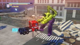 Transformers: DevastationOptimus Prime wird mitten im Kampf zum Dampframmen-LKW.