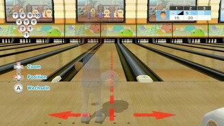 BowlingVersucht mit einem perfekt gezielten Wurf möglichst viele der zehn aufgestellten Pins umzukegeln! Ihr habt in jeder der insgesamt zehn Runden maximal zwei Anläufe, um hoffentlich einen Strike (alle zehn Kegel auf einmal) oder Spare (alle Kegel in zwei Würfen) abzuräumen. Des Weiteren gibt es noch einen Hindernismodus sowie die Möglichkeit, eine Partie mit 100 Pins zu spielen. Bevor ihr die Kugel auf die Pins loslasst, könnt ihr die Stellung eures Miis via Steuerkreuz nach rechts oder links verschieben. Mit einem Druck auf die A-Taste des MotionPlus-Controllers justiert ihr den Wurfwinkel. Haltet nun »B« gedrückt, schwingt die Fernbedienung und lasst im richtigen Moment wieder los. Selbst Neulinge haben den Ablauf schnell intus. Noch leichter ist die Automatikvariante, in der man lediglich die Schwungbewegung ausführen muss, die Kugel aber eigenständig losflitzt. Obwohl grafisch viel mehr drin gewesen wäre, macht das Spiel immer noch und immer wieder Spaß. Speziell in geselliger Runde ist die Highscore-Hatz eine Mordsgaudi!Wertung: Sehr gut