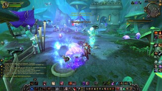 World of Warcraft: Warlords of DraenorJe nach Wahl unseres Außenpostens stehen uns unterschiedliche Geschichtsstränge und Belohnungen zur Verfügung. Hier erbeuten wir magische Reagenzien aus einem Pilzsumpf, der an die Zangarmaraschen erinnert.