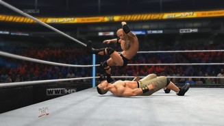 WWE 2K14Die Atmosphäre stimmt: Wenn ein Publikumsliebling wie The Rock zum Finisher ansetzt, tobt die Menge.