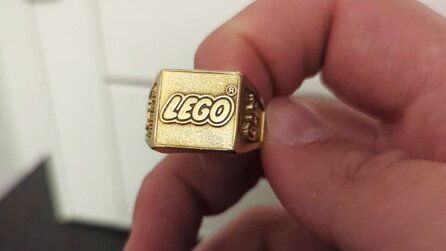 LEGO-Mitarbeiter bekam vor 52 Jahren einen seltenen Goldring, weil er half, LEGO in den USA groß rauszubringen - jetzt geht der Ring an seinen Enkel