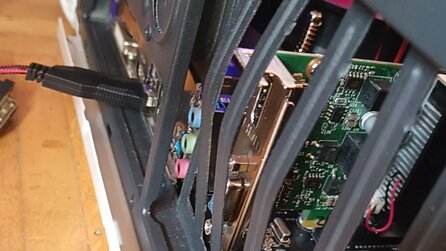 PC-Spieler baut eine Mini-Grafikkarte in sein Gehäuse und verbiegt dafür extra die Rückseite - dabei war es absolut unnötig