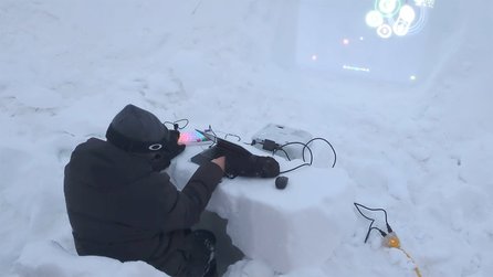 Gamer zockt in der Arktis auf Schneemonitor - Seine Maus raucht schon nach 10 Minuten ab
