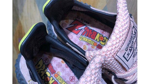 Dragon Ball SneakerEin Blick auf das Innere der Schuhe.