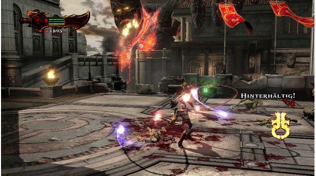 God of War 3 RemasteredWir metzeln mit den Verderbnisklauen, während im Hintergrund ein Titan wütet – episch.