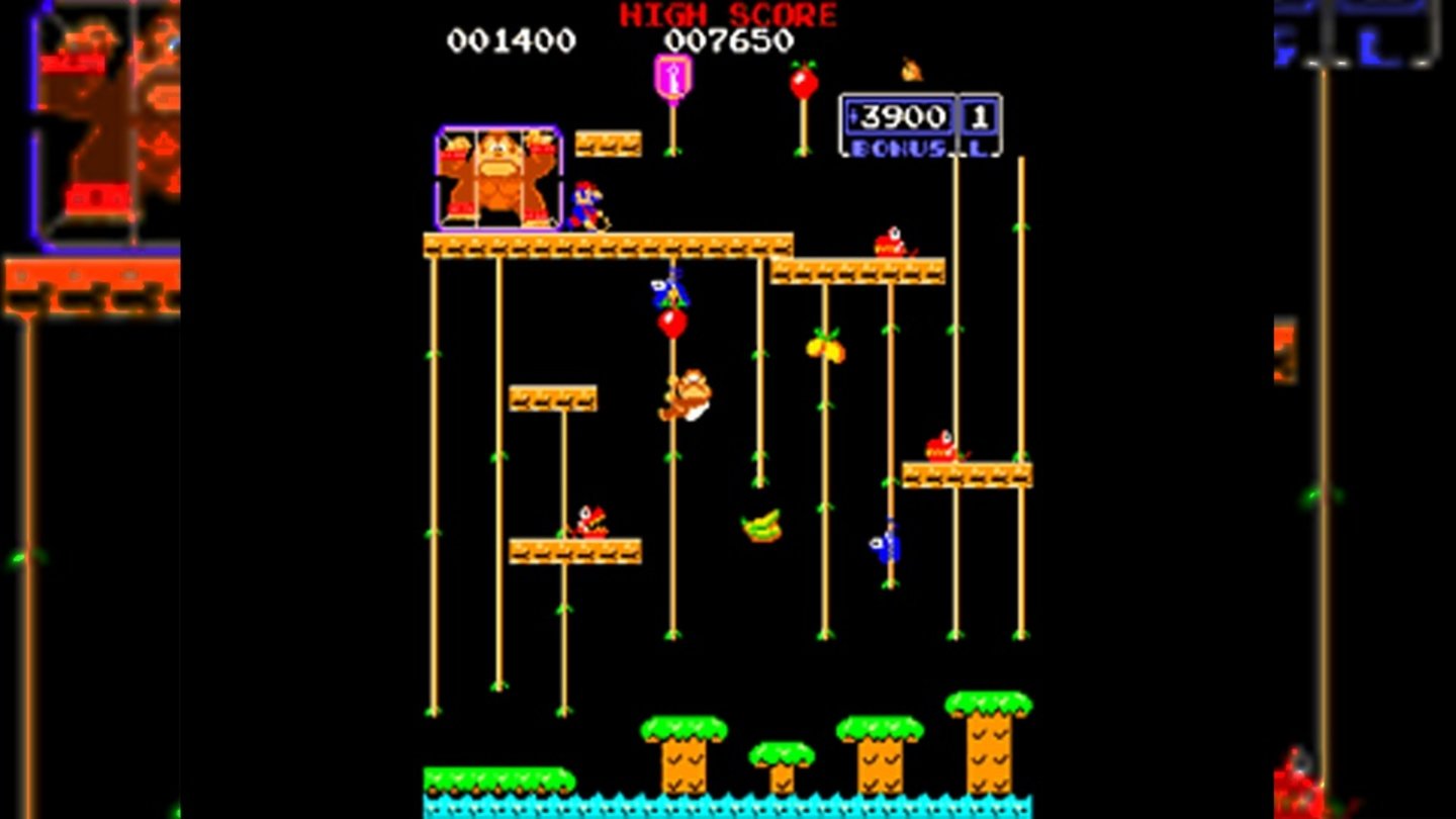 Donkey Kong Junior (Arcade, 1982)
In Donkey Kong Junior übernimmt der Spieler die Kontrolle über Donkey Kong Junior, den Sohn Donkey Kongs. Der wird vom bereits umbenannten Mario in einem Käfig gefangen gehalten, Junior muss einen Schlüssel in vier Levels aufsammeln, damit der Käfig geöffnet werden kann. Danach startet das Spiel mit leicht erhöhter Geschwindigkeit neu, was zur Highscore-Jagd einladen sollte.
Donkey Kong Jr. blieb bis heute das einzige Nintendo-Spiel, bei dem Mario die Antagonisten-Rolle einnahm. Zudem erschien DK Jr. 1986 wie der erste Teil nur als NES-Portierung in Deutschland.
