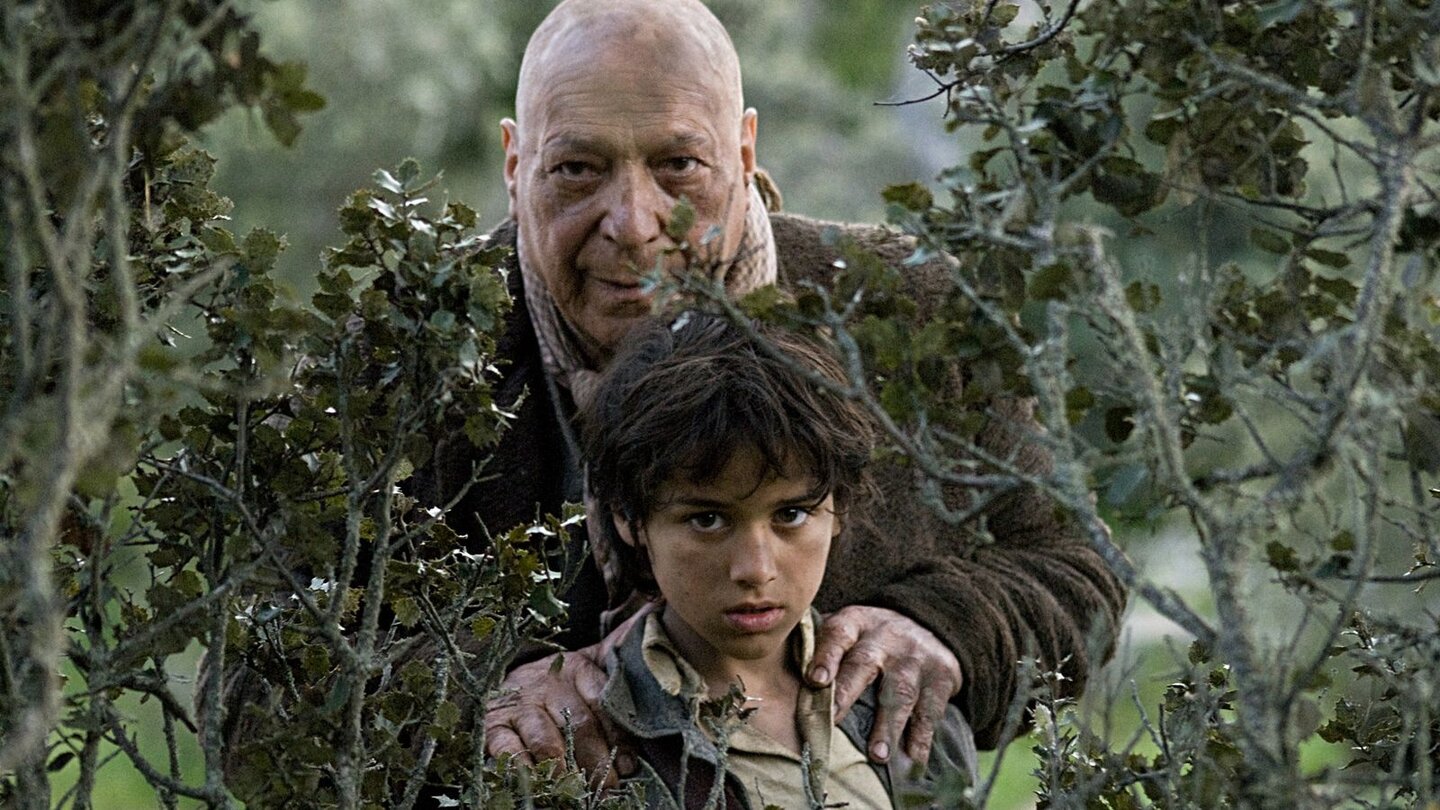 WolfsbrüderDer alte Hirte Antanasios (Sancho Gracia) bringt Marcos alles bei, was er zum Überleben in der Wildnis wissen muss.