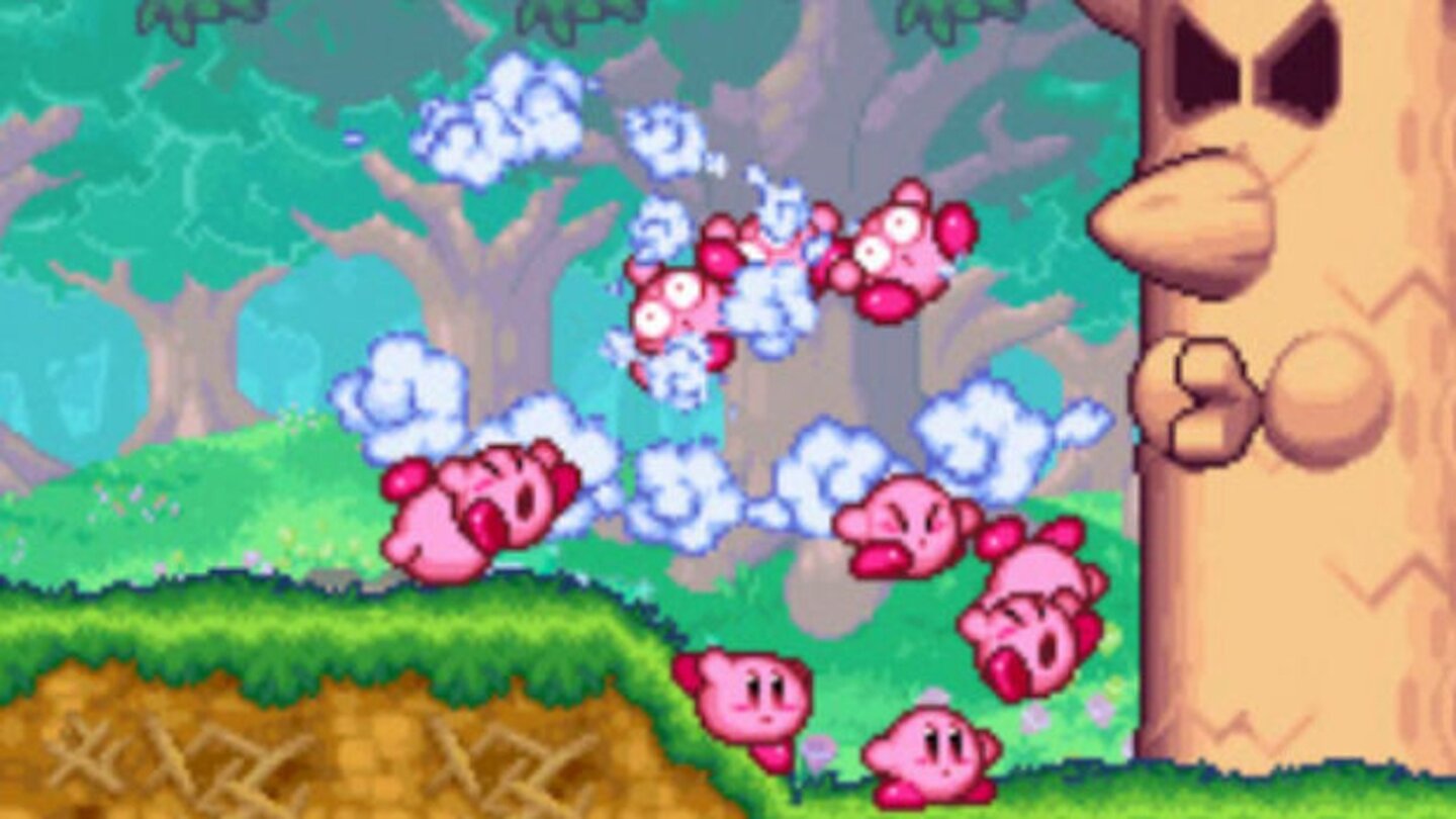 Kirby Mass Attack (Nintendo DS, 2011)In Kirby Mass Attack ereilt den pinken Helden das gleiche Schicksal wie in The Amazing Mirror: Er wird geteilt und zwar in zehn kleinere Kirbys. Der böse Anführer der Skull Gang hat den pinken Nimmersatt beim Schlafen überrascht und ihn mit dem Teilungs-Fluch belegt. Kirby verbindet sich mit einem Stern, der ihm im Kampf gegen den bösen Anführer beisteht.
Der Spieler übernimmt nicht die direkte Kontrolle über die pinke Meute, sondern kann sie nur per Stylus-Gesten rumschicken oder auf die Gegner schmeißen. Wenn einer der Kirbys an einem Hindernis hängen bleibt oder von einem Gegner getroffen wird, wird er blau bis zum Ende des Levels oder bis er geheilt werden kann.