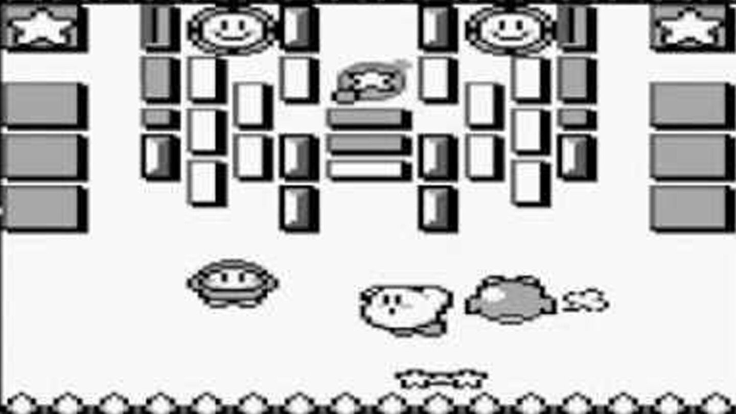 Kirby’s Block Ball (Game Boy, 1995)Der dritte Kirby-Titel auf dem Game Boy erfindet sich wie schon der Pinball-Ableger neu und geht weg vom Plattformer-Genre. Kirby’s Block Ball verbindet das »Breakout«-Spielprinzip mit pinkem Monster-Charme. Im Spiel steuert der Spieler verschiedene Paddel, die an den Wänden entlangfahren. Darunter sind Spikes, die Kirby den Garaus machen können.
In insgesamt 11 Welten mit jeweils vier Leveln tritt Kirby als kleine Kugel gegen Blöcke, Monster und Bosse an. Die Gegner kommen dabei wieder aus dem Dream Land. Und wenn der Spieler in jedem Level den Highscore toppen kann, schaltet er die Welt frei, in dem Kirby gegen König Nickerchen kämpfen muss.