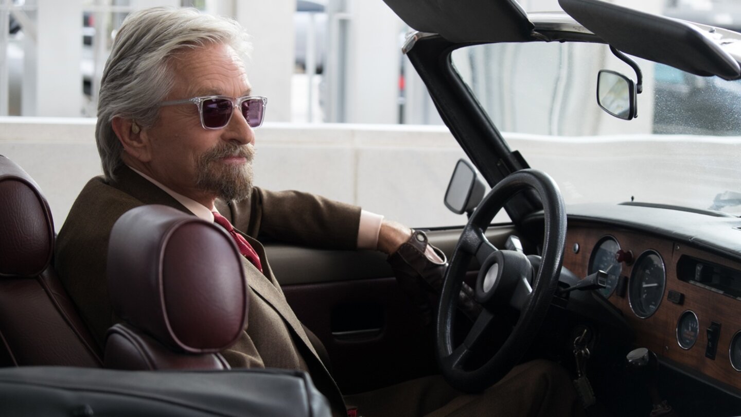 Ant-ManSehr cooler Auftritt: Dr. Pym (Michael Douglas) fährt stilecht mit Retrokarre zu seiner Firma.