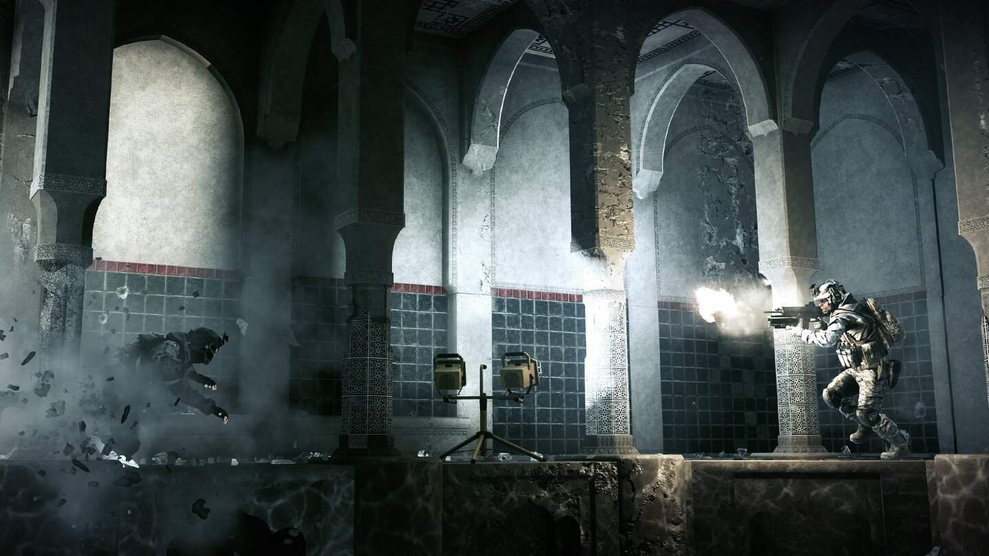 Battlefield 3: Close QuartersDonya Fortress: Lichtquellen wie die Lampe in der Bildmitte sorgen für eine stimmige Beleuchtung auf der Map.