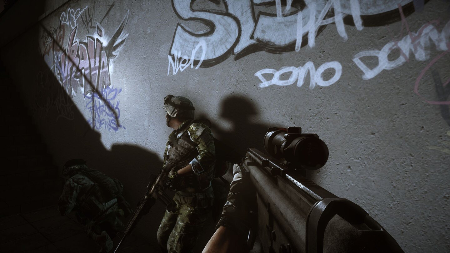 Battlefield 3Die Bewegungen der Soldaten unterscheiden sich zwischen Solo- und Multiplayer-Modus. Zu Gunsten des Spieltempos verzichtet man online auf besonders geschmeidige Animationen.