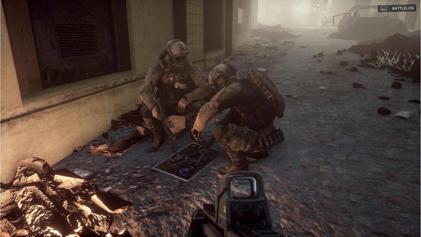 Battlefield 4Hin und wieder können wir Gesprächen anderer Soldaten lauschen.