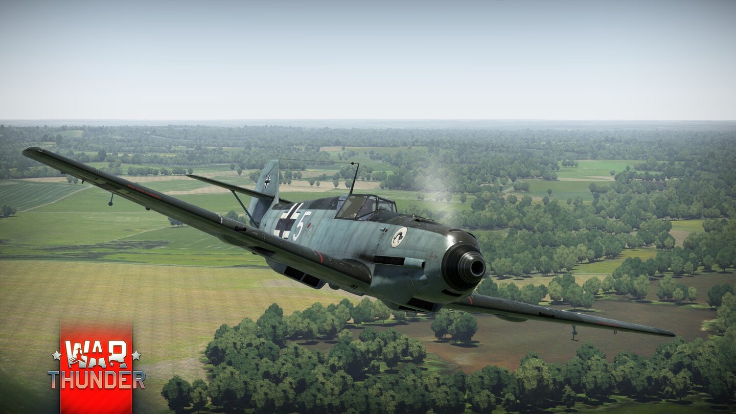 War ThunderBf109 E-4: Die Bf 109 E-4 war eines der Arbeitspferde der Luftwaffe während der Luftschlacht um England. Mit je zwei Maschinengewehren und Maschinenkanonen und guter Flugleistung ist sie ein würdiger Gegner für die britische Spitfire.
