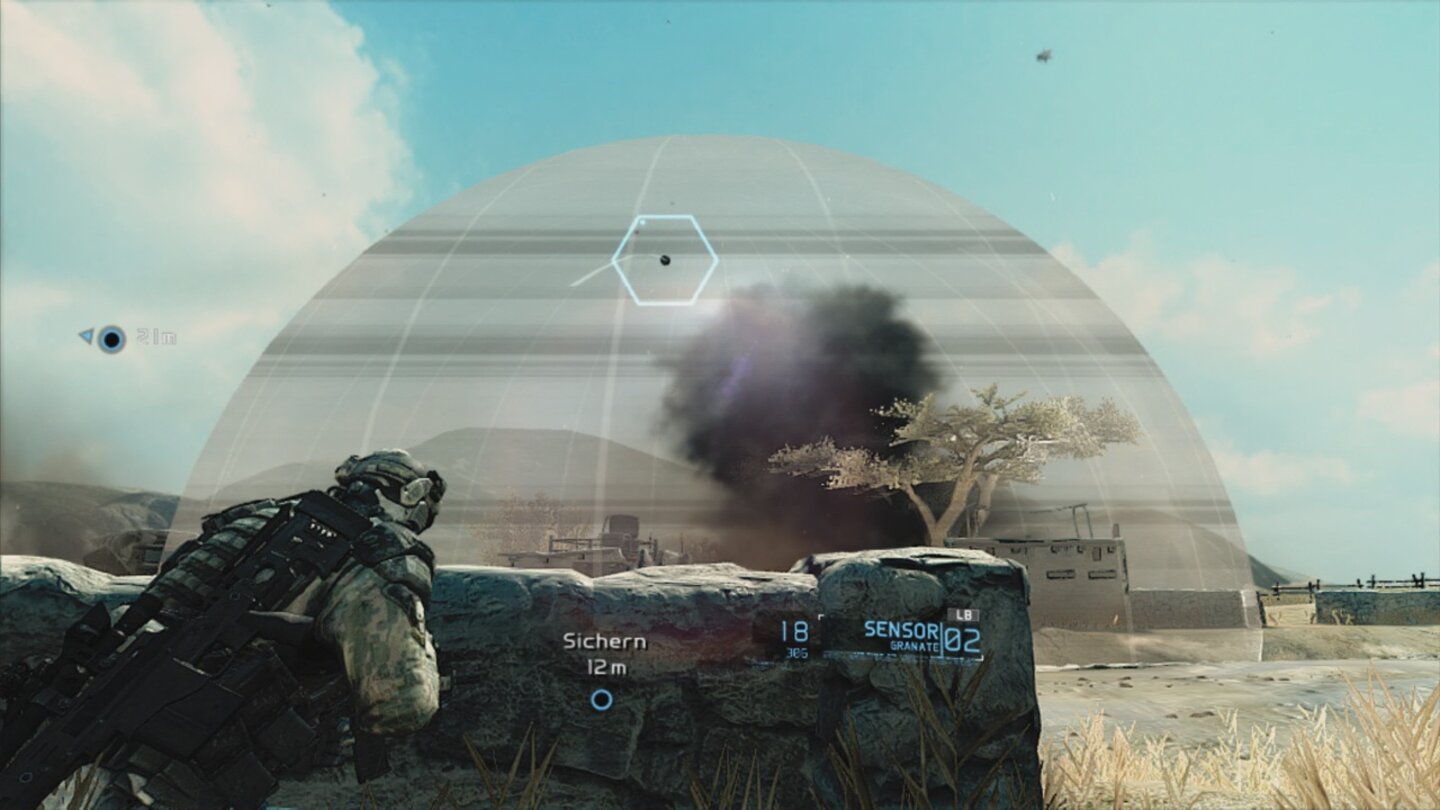 Ghost Recon: Future SoldierUm Feinde aufzuspüren, werfen wir eine Sensorgranate ins Zielgebiet. Die graue Halbkugel zeigt den Radius des Sensors.