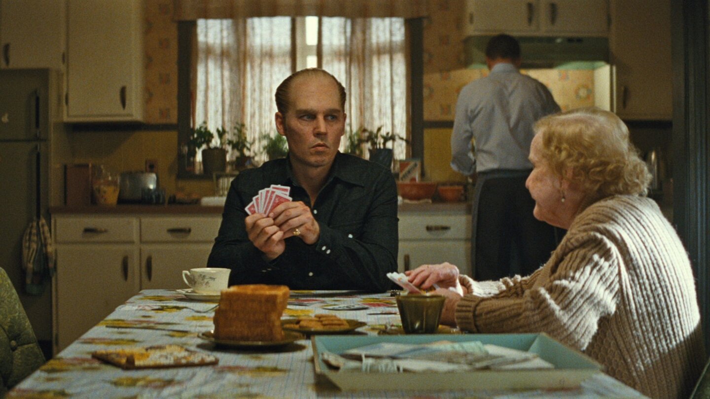 Black MassDa mimt er noch den guten und anständigen Sohn: Whitey spielt mit seiner Mutter Karten.