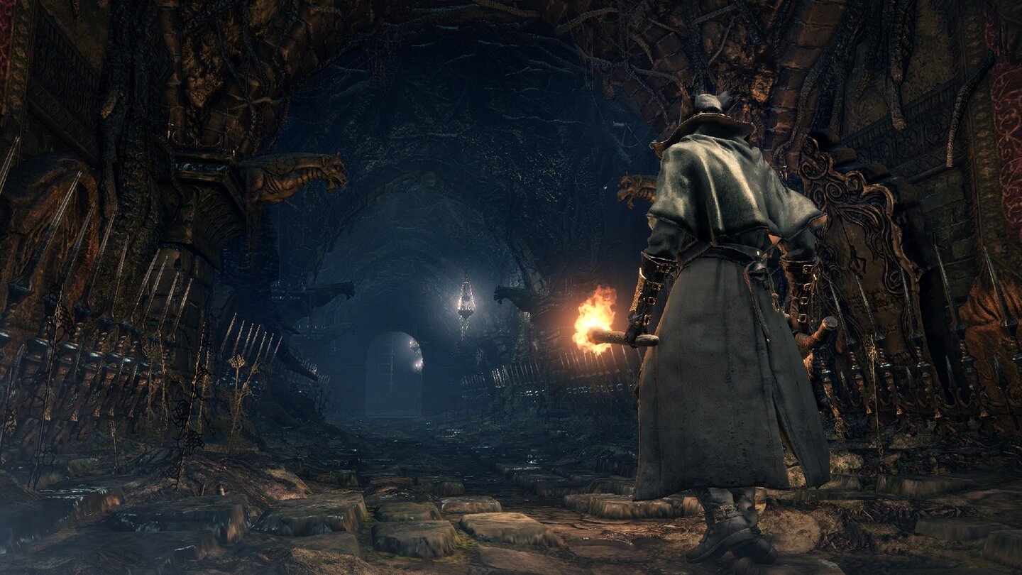 Bloodborne
Beim Erkunden der Welt ist Vorsicht angebracht. Überall lauert der Tod, genauso gibt es zahlreiche versteckte Schätze.