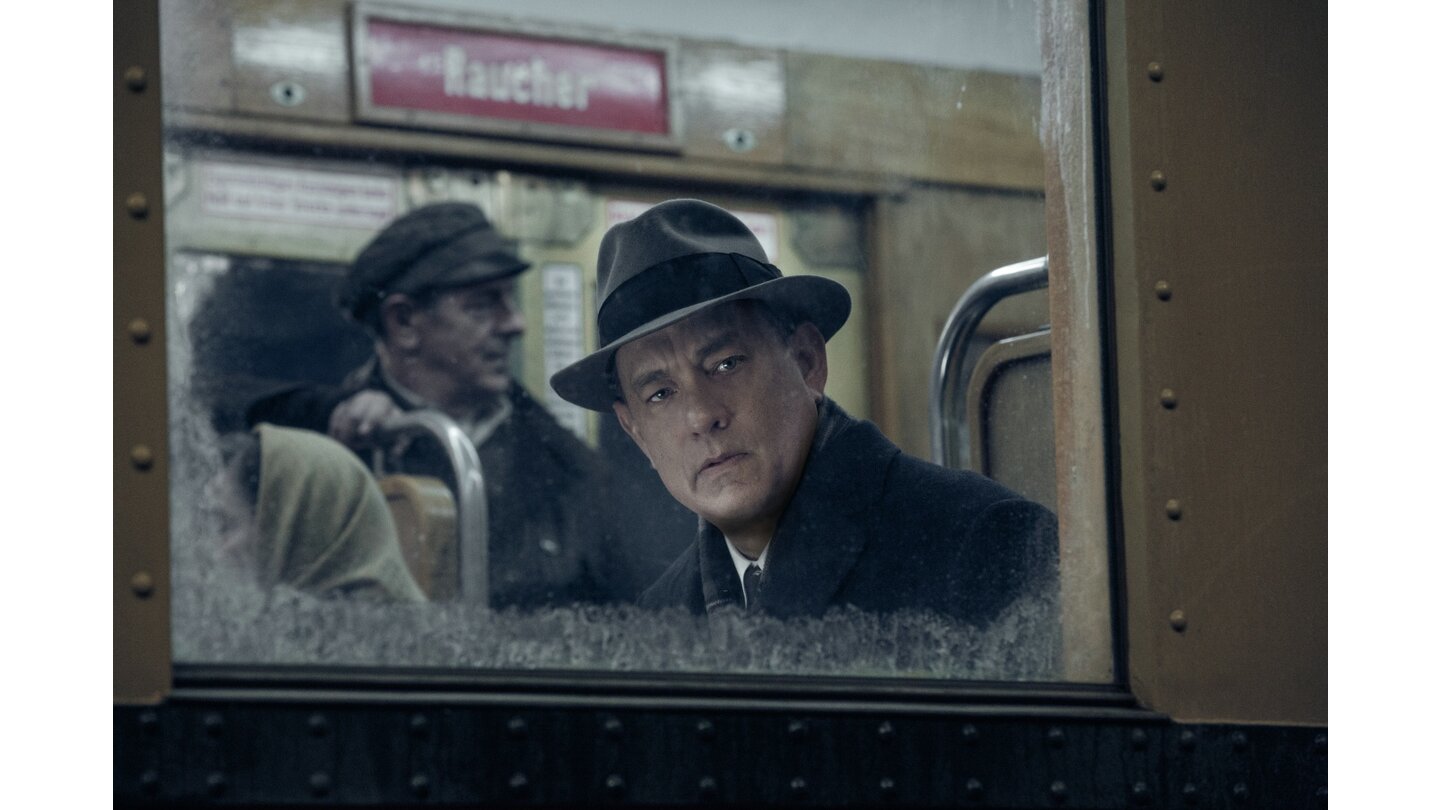 Bridge of Spies - Bilder zum KinofilmBeklemmenster Moment: Donovan (Tom Hanks) beobachtet eine Szene am sogenannten Todesstreifen in Berlin.