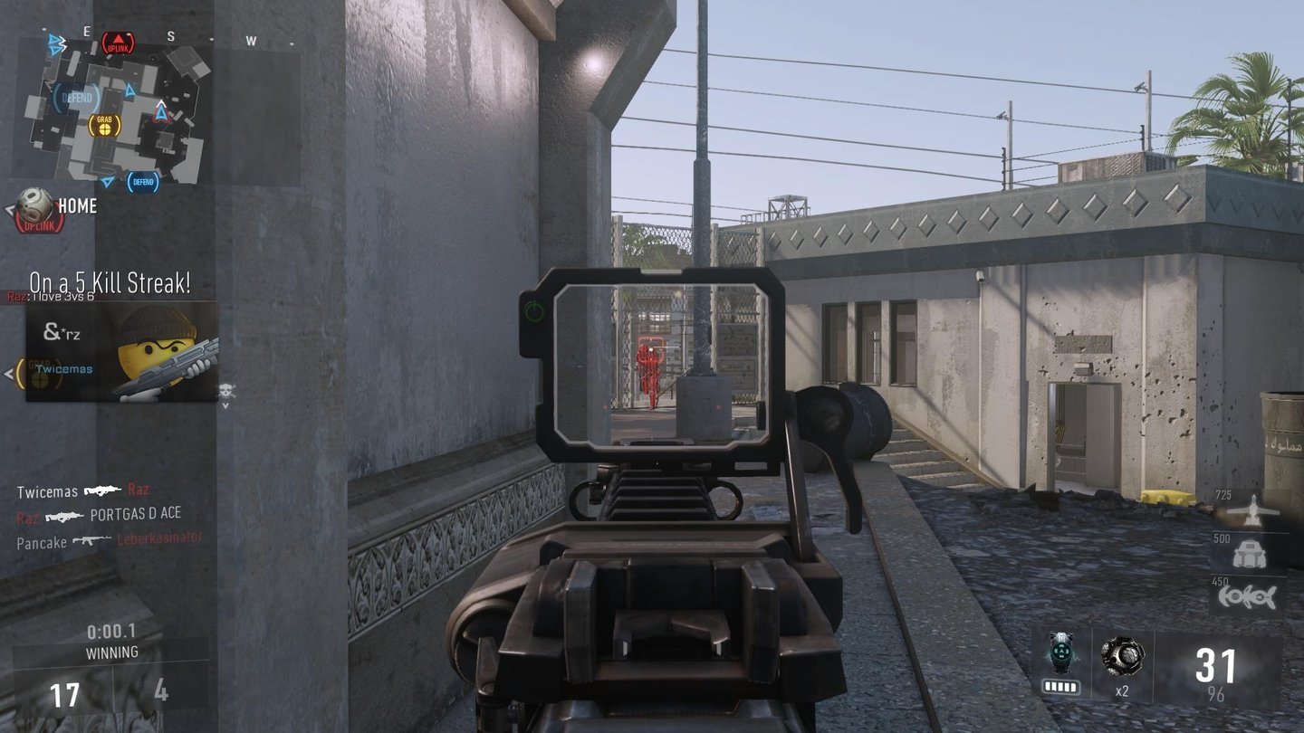 Call of Duty: Advanced Warfare - Multiplayer-Screenshot
Die Balance bestimmter Waffen und Aufsätze rangiert zwischen mies und katastrophal. Die Zielhilfe bei Black Ops 2 hat noch die Sicht stark eingeschränkt und war damit ausbalanciert, in Advanced Warfare sehen wir mit aktiver Zielhilfe auch noch alles, was um uns herum passiert.