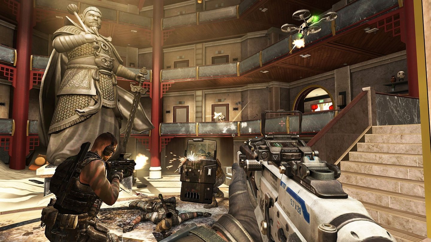 Call of Duty: Black Ops 2 - Revolution-DLCIn der Hotellobby steht eine gewaltige Statue. Um sie herum wird verbissen gekämpft.