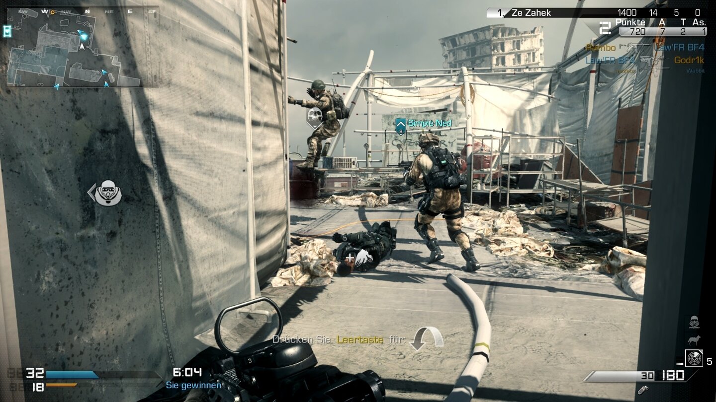 Call of Duty: Ghosts - Screenshots aus dem Multiplayer-ModusWer höflich ist wie wir, lässt anderen den Vortritt. Das ist nicht nur nett, sondern erhöht auch die eigene Lebenserwartung, besonders wenn »Rambo« auf der Karte unterwegs ist.