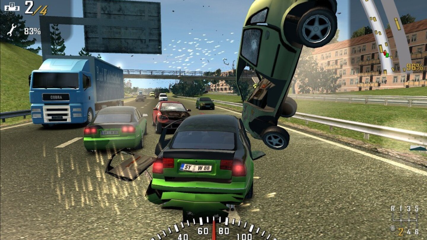 Alram für Cobra 11 – Crash Time (2007/2008)
Der sechste Teil der Serie, Crash Time, erscheint 2007 für den PC und im folgenden Jahr auch für die Xbox 360. Während die Einzelrennen bereits aus den Vorgängern bekannt sind, erkunden wir diesmal eine frei befahrbare Spielwelt, in der wir Polizeiaufgaben erledigen oder an Hindernissen Stunts ausführen.