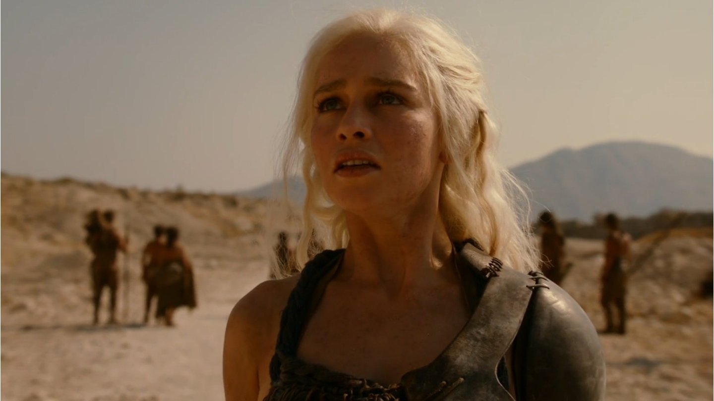 Emilia ClarkeIn der TV-Serie Game of Thrones verkörpert Emilia Clarke die junge Daenerys Targaryen – die ebenfalls mit Drachen zu tun hat.