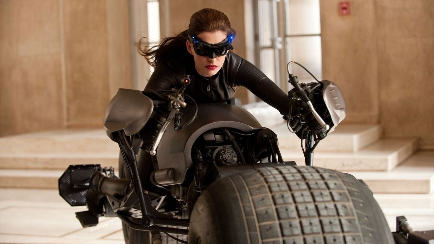 The Dark Knight RisesAnne Hathaway muss als Catwoman auch den aus The Dark Knight bekannten Bat-Pod fahren.