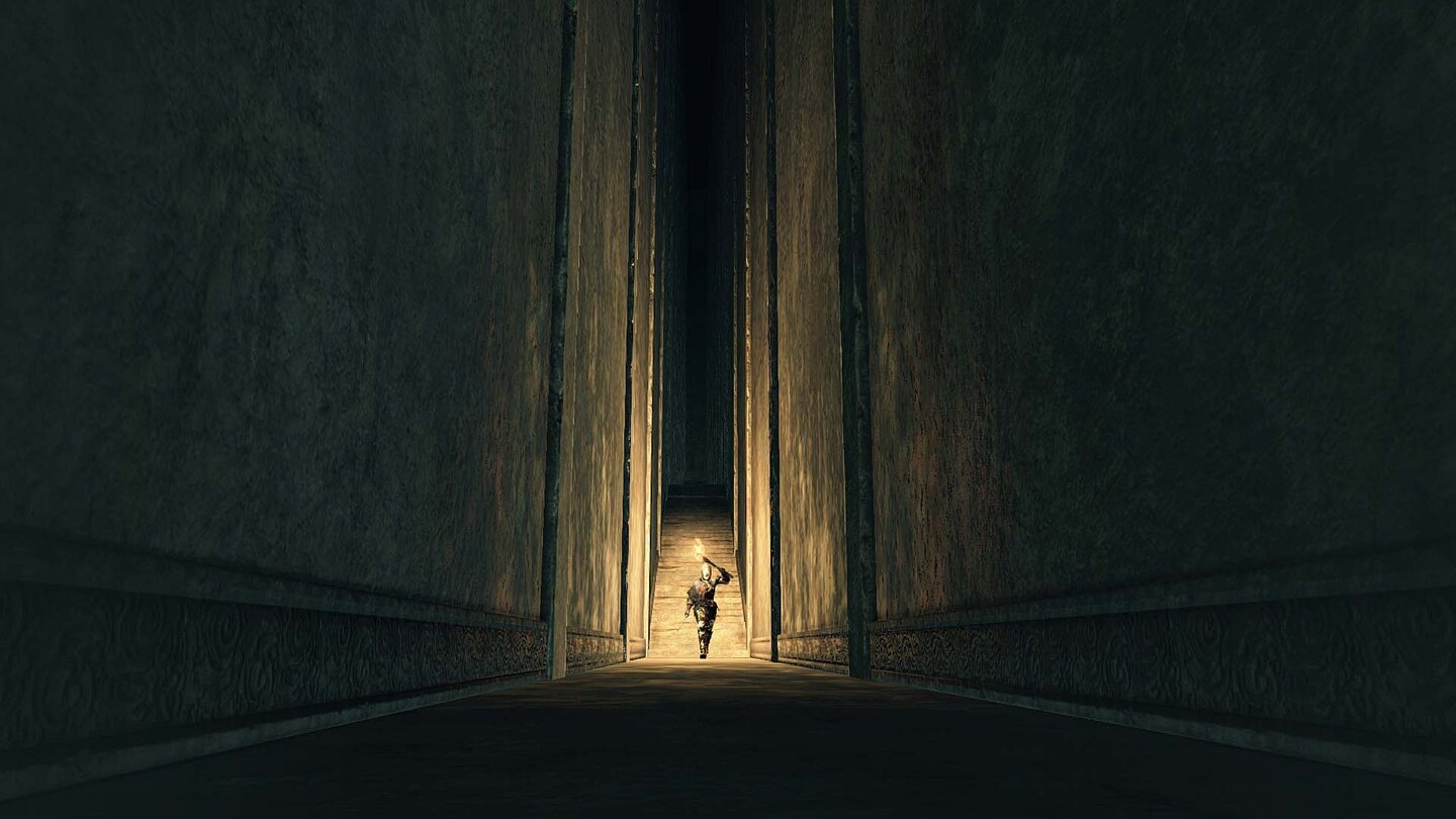 Dark Souls 2: Crown of the Sunken KingSchau genau: An den hohen Labyrinth-Wänden ist so manches Geheimnis versteckt.